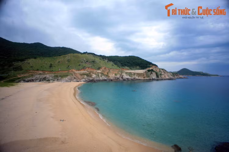 Trên con đường dài gần 60 km, du khách cũng có cơ hội khám phá nhiều bãi tắm tuyệt đẹp như bãi Bình Tiên, bãi Nước Ngọt, bãi Rùa, bãi Chuối...