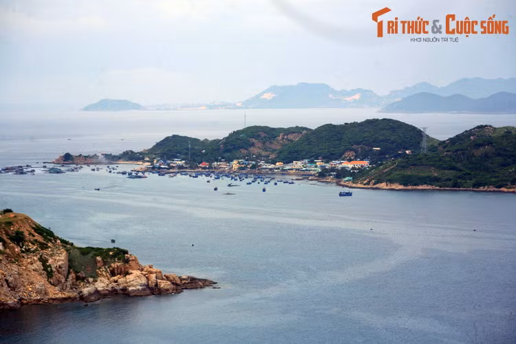 Chỉ cách 10 phút đi tàu, lại có hải sản phong phú, bãi biển đẹp cùng với dịch vụ đầy đủ, đảo Bình Hưng là một điểm đến thu hút đông đảo cộng đồng du lịch bụi.