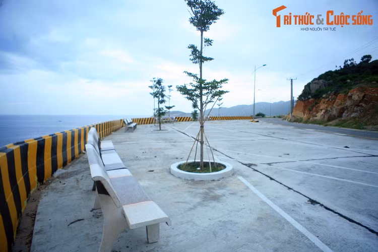 Dọc đường có một số điểm dừng nghỉ với tầm nhìn đẹp về phía biển.