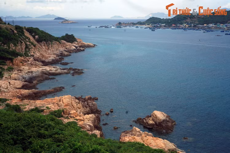 Đi trên cung đường này, những vị khách đến từ phương xa sẽ được đắm mình trong cảnh sắc thiên nhiên kỳ vĩ, với một bên là biển xanh và những hòn đảo nhấp nhô, một bên là núi đá hiểm trở.