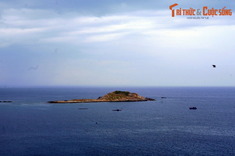 Phóng tầm mắt ra ngoài biển, có thể bắt gặp nhiều hòn đảo lớn nhỏ, trong đó có những hòn đảo không người sinh sống.