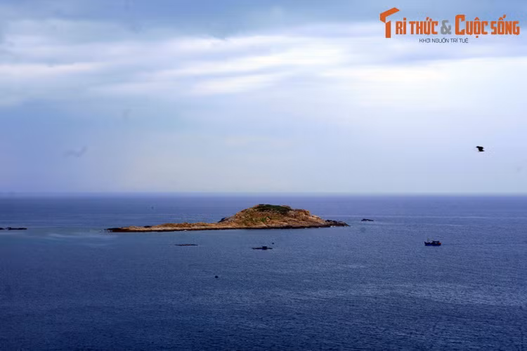 Phóng tầm mắt ra ngoài biển, có thể bắt gặp nhiều hòn đảo lớn nhỏ, trong đó có những hòn đảo không người sinh sống.