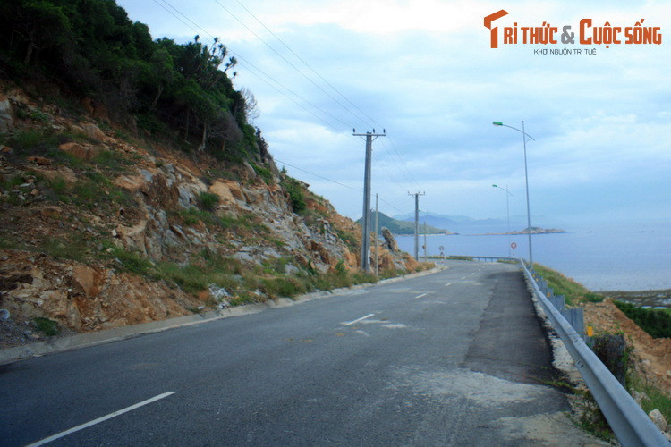 Bắt đầu từ thành phố Phan Rang - Tháp Chàm (Ninh Thuận) đi vòng quanh vườn quốc gia Núi Chúa đến địa phận Cam Ranh (Khánh Hòa), đường DT702 được cộng đồng yêu du lịch đưa vào danh sách những cung đường ven biển đẹp nhất Việt Nam.