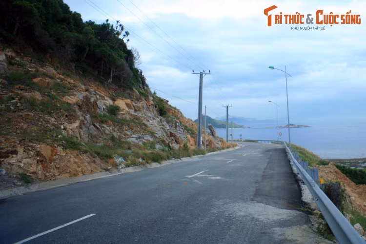 Bắt đầu từ thành phố Phan Rang - Tháp Chàm (Ninh Thuận) đi vòng quanh vườn quốc gia Núi Chúa đến địa phận Cam Ranh (Khánh Hòa), đường DT702 được cộng đồng yêu du lịch đưa vào danh sách những cung đường ven biển đẹp nhất Việt Nam.