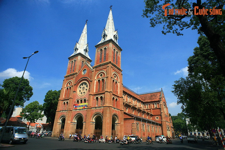 10. Nhà thờ chính tòa Đức Bà Sài Gòn tọa lạc tại khu vực trung tâm quận 1, là một công trình kiến trúc thuộc địa tiêu biểu của Sài Gòn - TP HCM. Nhà thờ nổi tiếng này được xây dựng từ năm 1877 – 1880, mang phong cách kiến trúc Roman cải biên pha trộn nét phong cách kiến trúc Gothic.
