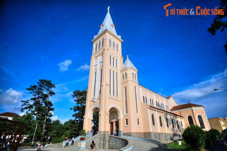 9. Nhà thờ Chính tòa Đà Lạt, còn gọi là nhà thờ Con Gà Đà Lạt, nằm ở phường Ba của TP Đà Lạt. Được xây từ năm 1931 đến 1942 theo kiến trúc Roman, nhà thờ này là một trong những công trình kiến trúc thời thuộc địa tiêu biểu nhất của "thành phố ngàn hoa".