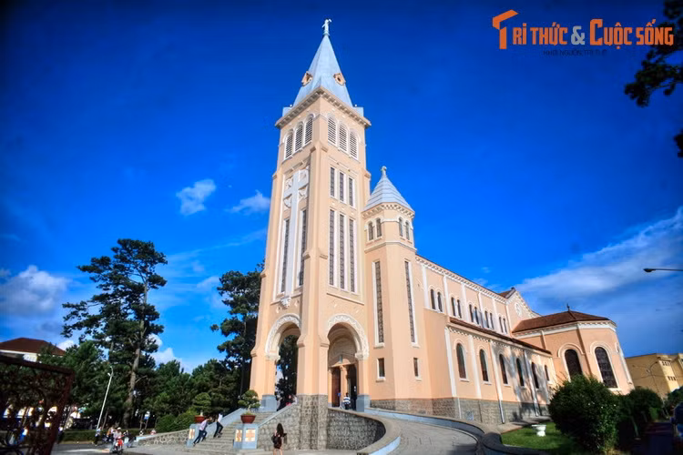 9. Nhà thờ Chính tòa Đà Lạt, còn gọi là nhà thờ Con Gà Đà Lạt, nằm ở phường Ba của TP Đà Lạt. Được xây từ năm 1931 đến 1942 theo kiến trúc Roman, nhà thờ này là một trong những công trình kiến trúc thời thuộc địa tiêu biểu nhất của "thành phố ngàn hoa".