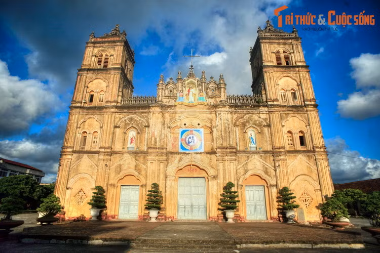 2. Nhà thờ Chính tòa Bùi Chu tọa lạc ở huyện Xuân Trường, tỉnh Nam Định, là một trong những nhà thờ cổ có kiến trúc đẹp nhất Việt Nam. Công trình được xây từ năm 1884-1885 theo phong cách kiến trúc Baroque. Từ năm 2020, nhà thờ được hạ giải để xây lại theo kiến trúc cũ.