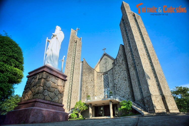 4. Nhà thờ Chính tòa Phủ Cam nằm ở phường Phước Vĩnh của thành phố Huế, là nhà thờ lâu đời nhất Cố đô Huế. Nhà thờ có lịch sử hình thành từ năm 1682, đến năm 1960 được xây lại theo thiết kế độc đáo của kiến trúc sư Ngô Viết Thụ - "cha đẻ" của Dinh Độc Lập ở Sài Gòn.