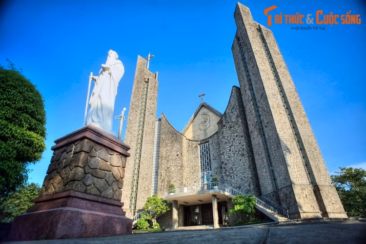 4. Nhà thờ Chính tòa Phủ Cam nằm ở phường Phước Vĩnh của thành phố Huế, là nhà thờ lâu đời nhất Cố đô Huế. Nhà thờ có lịch sử hình thành từ năm 1682, đến năm 1960 được xây lại theo thiết kế độc đáo của kiến trúc sư Ngô Viết Thụ - "cha đẻ" của Dinh Độc Lập ở Sài Gòn.