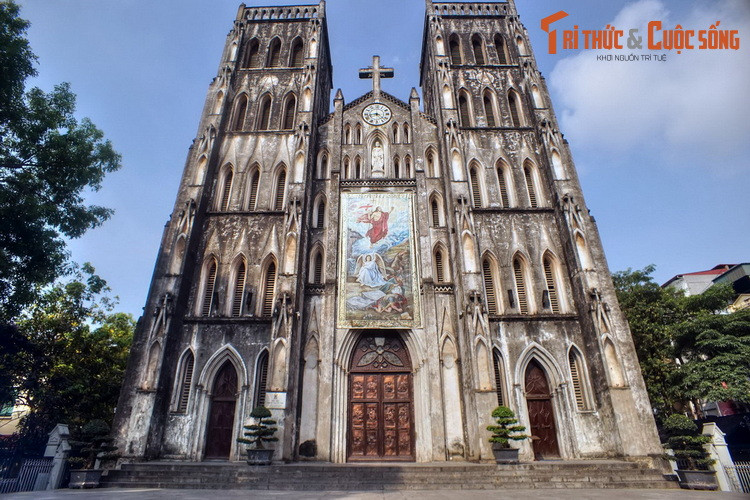 1. Nhà thờ chính tòa thánh Giuse hay nhà thờ Lớn Hà Nội tọa lạc tại phường Hàng Trống, quận Hoàn Kiếm, là nhà thờ có quy mô lớn và nổi tiếng bậc nhất Hà Nội. Nhà thờ được xây từ năm 1884-1888 dựa trên nguyên mẫu là nhà thờ Đức Bà Paris, mang phong cách Gothic Trung cổ châu Âu.