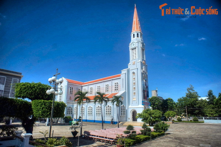 7. Nhà thờ chính tòa Quy Nhơn hay có tên nhà thờ Nhọn nằm ở số 122 Trần Hưng Đạo, là công trình kiến trúc nổi tiếng của thành phố biển Quy Nhơn. Nhà thờ được xây vào năm 1938-1930, có điểm nhấn kiến trúc là một tháp chuông cao 47,2 mét với phần chóp nhọn lợp ngói đỏ.