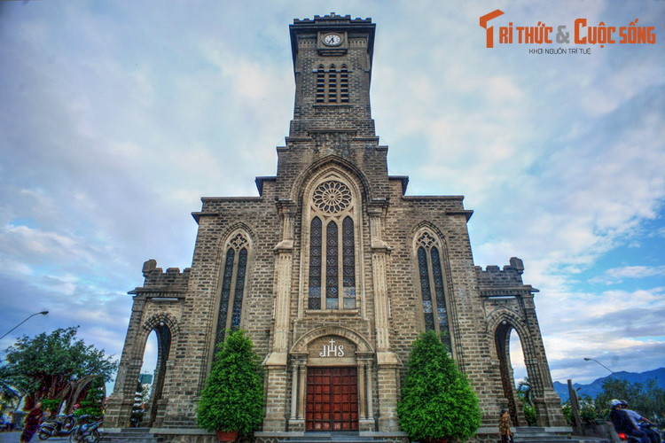 6. Nhà thờ chính tòa Kitô Vua, thường gọi là nhà thờ Núi, nằm ở phường Phước Tân, TP Nha Trang, là một nhà cổ rất nổi tiếng với kiến trúc đẹp và còn nguyên bản. Công trình được xây từ năm 1928-1941 theo phong cách kiến trúc Gothic, nằm trên một quả núi nhỏ gọi là núi Bông,