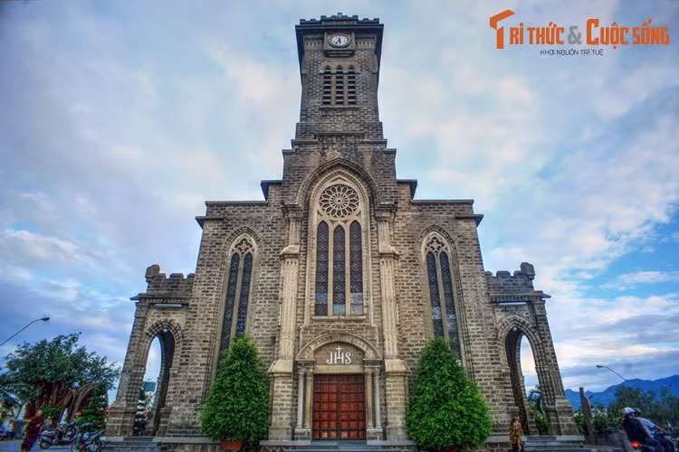 6. Nhà thờ chính tòa Kitô Vua, thường gọi là nhà thờ Núi, nằm ở phường Phước Tân, TP Nha Trang, là một nhà cổ rất nổi tiếng với kiến trúc đẹp và còn nguyên bản. Công trình được xây từ năm 1928-1941 theo phong cách kiến trúc Gothic, nằm trên một quả núi nhỏ gọi là núi Bông,