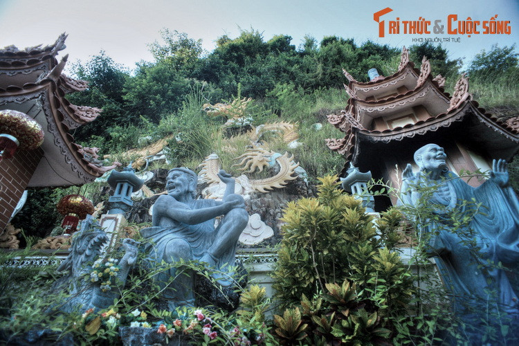 Chùa Hang cùng với miếu Thị Đa ở Cốc Liễn, Kiến Thụy gần đó được coi là những chứng tích quý giá liên hệ đến buổi đầu đạo Phật du nhập vào nước ta.