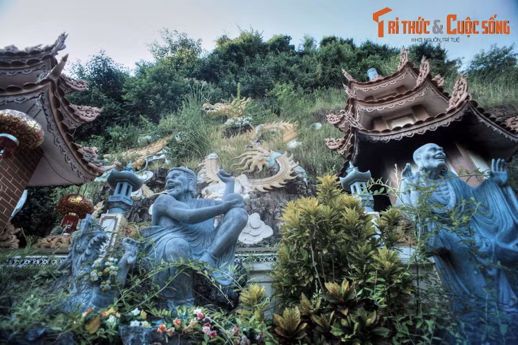 Chùa Hang cùng với miếu Thị Đa ở Cốc Liễn, Kiến Thụy gần đó được coi là những chứng tích quý giá liên hệ đến buổi đầu đạo Phật du nhập vào nước ta.