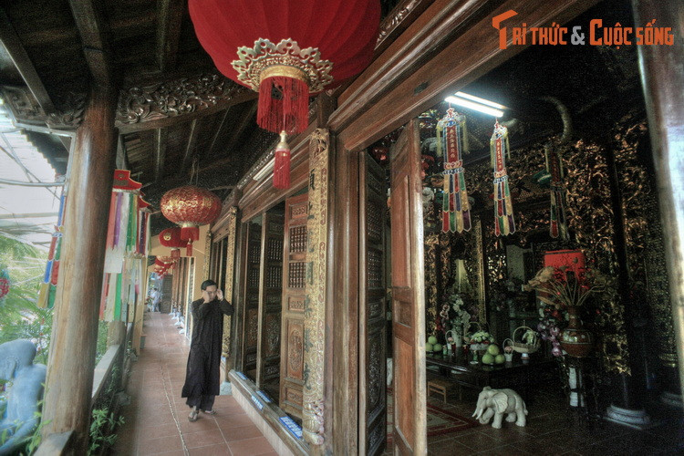 Theo các sử liệu còn được lưu giữ, vào thế kỷ thứ 2 TCN, một nhà sư (dân gian gọi là sư Bần) từ xứ Thiên Trúc (Ấn Độ) đã đi cùng các thương gia sang vùng đất phía Đông xa xôi để truyền bá đạo Phật.