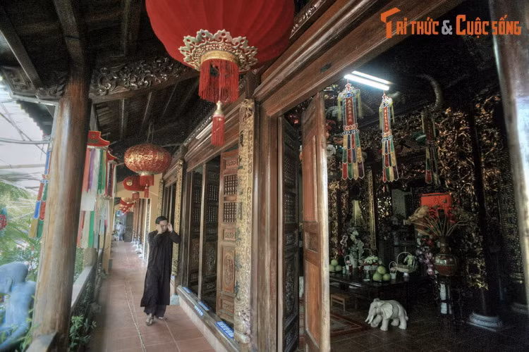 Theo các sử liệu còn được lưu giữ, vào thế kỷ thứ 2 TCN, một nhà sư (dân gian gọi là sư Bần) từ xứ Thiên Trúc (Ấn Độ) đã đi cùng các thương gia sang vùng đất phía Đông xa xôi để truyền bá đạo Phật.