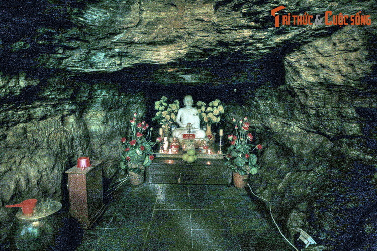 Công trình trung tâm của chùa là hang đá có chiều cao 3,5 mét rộng 7 mét, lòng hang hình thang xuyên thẳng sâu vào núi, dài chừng 25 mét. Phía cuối hang có bàn thờ Phật.