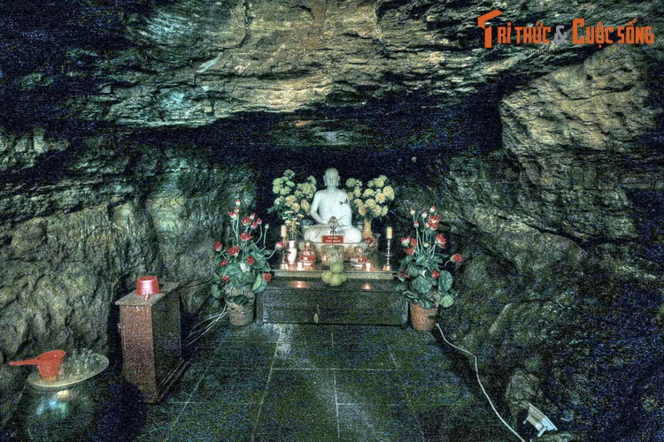 Công trình trung tâm của chùa là hang đá có chiều cao 3,5 mét rộng 7 mét, lòng hang hình thang xuyên thẳng sâu vào núi, dài chừng 25 mét. Phía cuối hang có bàn thờ Phật.