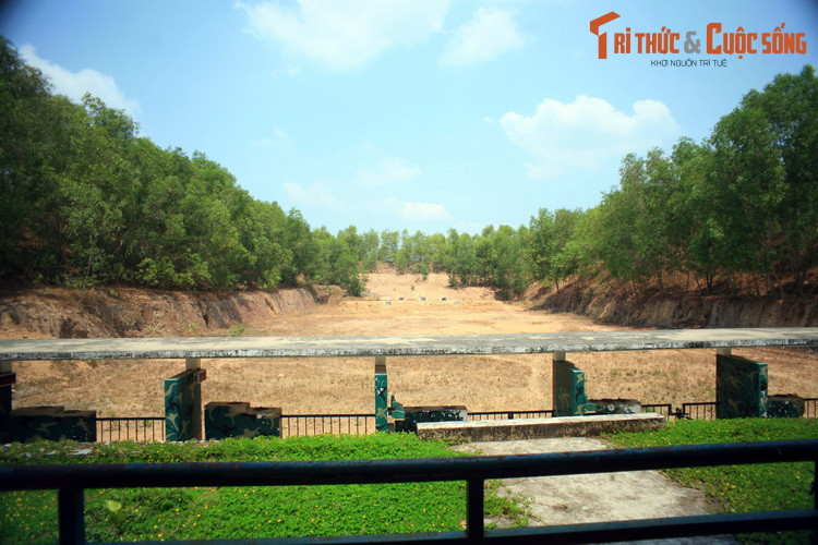 Với những người yêu thích quân sự, ghé thăm khu trường bắn trong khuôn viên di tích và bắn thử các loại súng từng được sử dụng trong cuộc chiến ở Việt Nam với đạn thật là trải nghiệm không thể bỏ qua.