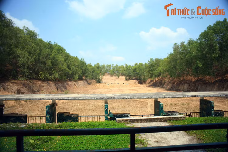 Với những người yêu thích quân sự, ghé thăm khu trường bắn trong khuôn viên di tích và bắn thử các loại súng từng được sử dụng trong cuộc chiến ở Việt Nam với đạn thật là trải nghiệm không thể bỏ qua.