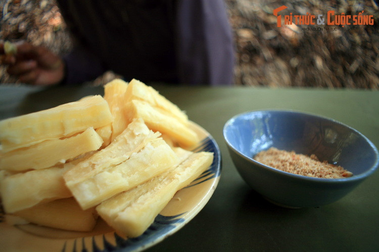 Ghé thăm địa đạo Củ Chi, du khách cũng có dịp thưởng thức những món ăn dân dã từng gắn với một thời khói lửa ở vùng đất thép, như sắn luộc chấm muối vừng...