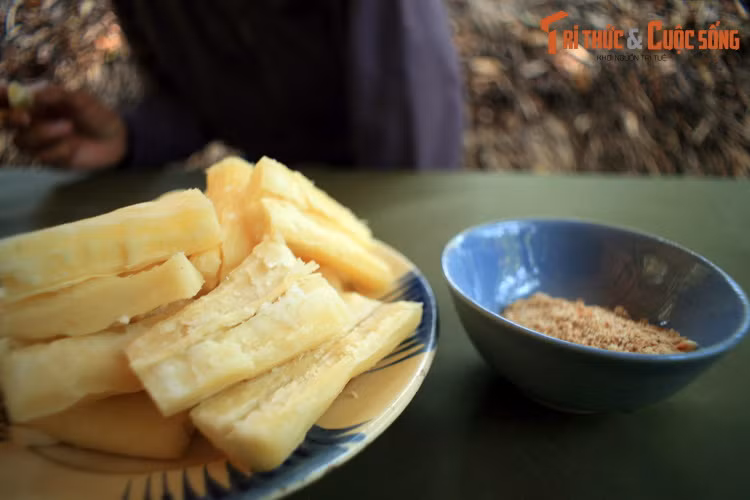 Ghé thăm địa đạo Củ Chi, du khách cũng có dịp thưởng thức những món ăn dân dã từng gắn với một thời khói lửa ở vùng đất thép, như sắn luộc chấm muối vừng...