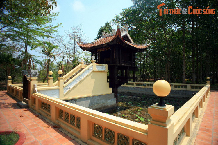 Vẻ đẹp của đất nước Việt Nam được tái hiện ở khu di tích thông qua hồ cảnh quan mô phỏng Biển Đông và trồng rừng gỗ quý ba miền theo hình dáng bản đồ Việt Nam. Tại đây có ba mô hình kiến trúc tiêu biểu cho ba miền Bắc - Trung - Nam là chùa Một Cột, Ngọ Môn và Bến Nhà Rồng.