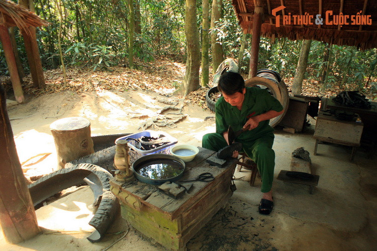 Bên cạnh các địa đạo, không gian vùng giải phóng Củ Chi cũng được tái hiện với các cảnh sinh hoạt đời thường và hoạt động sản xuất, như làm dép từ lốp xe cơ giới.