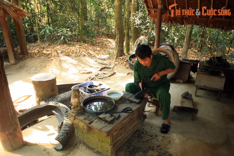 Bên cạnh các địa đạo, không gian vùng giải phóng Củ Chi cũng được tái hiện với các cảnh sinh hoạt đời thường và hoạt động sản xuất, như làm dép từ lốp xe cơ giới.