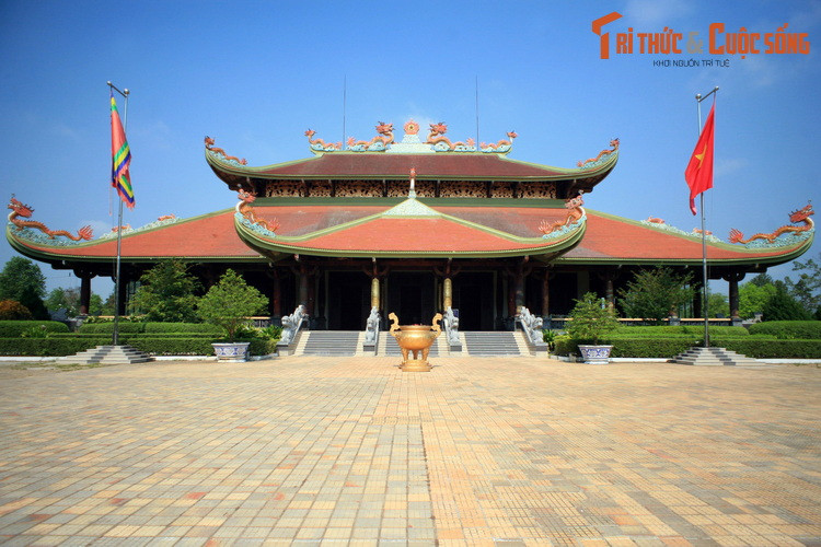 Giữa lòng “tam giác sắt” Củ Chi, đền tưởng niệm Liệt sĩ Bến Dược đã được xây dựng để tưởng nhớ công ơn to lớn của đồng bào, chiến sĩ đã chiến đấu, hy sinh trên vùng đất Sài Gòn – Chợ Lớn – Gia Định trong hai cuộc kháng chiến chống quân xâm lược Pháp và Mỹ.