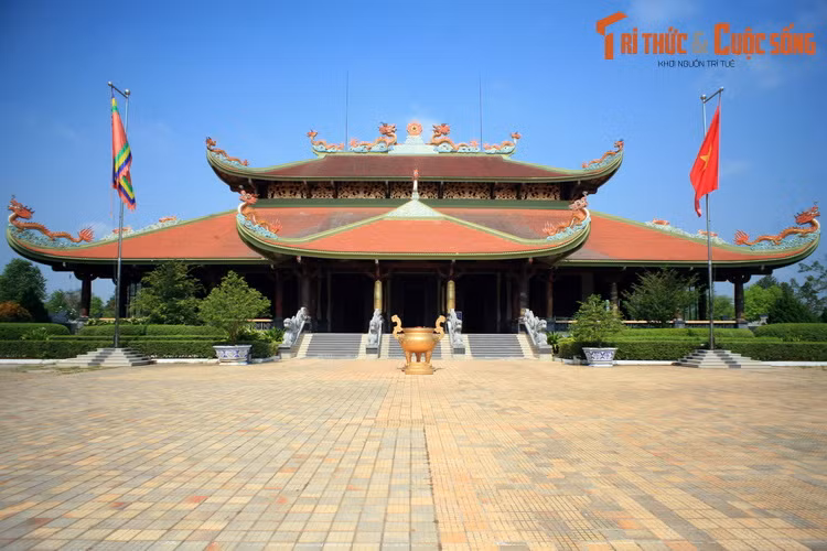 Giữa lòng “tam giác sắt” Củ Chi, đền tưởng niệm Liệt sĩ Bến Dược đã được xây dựng để tưởng nhớ công ơn to lớn của đồng bào, chiến sĩ đã chiến đấu, hy sinh trên vùng đất Sài Gòn – Chợ Lớn – Gia Định trong hai cuộc kháng chiến chống quân xâm lược Pháp và Mỹ.