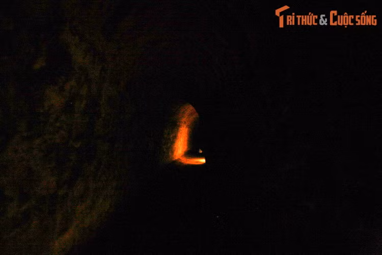 Phía dưới cửa hầm là hệ thống đường đi được đào xuyên qua đất cứng, thấp, hẹp và tối tăm, phải khom lưng khi di chuyển. Đây là trải nghiệm khó quên nhất cho những ai có dịp ghé thăm địa đạo Củ Chi.