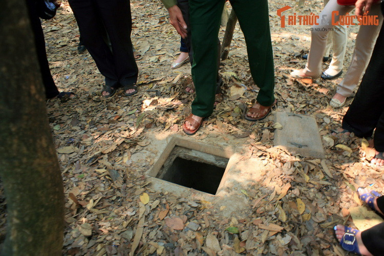 Đến thăm địa đạo Củ Chi, điều lý thú nhất đối với du khách là được trực tiếp khám phá hệ thống đường hầm thông qua lối vào được ngụy trang rất kỹ lưỡng, chỉ đủ rộng cho một người chui lọt.