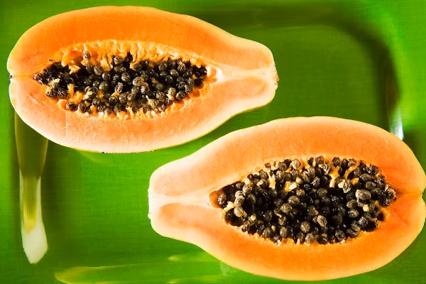 Đặc biệt, khi cắt quả đu đủ làm đôi, nếu đu đủ chín cây thì phần thịt đu đủ sẽ chín mềm, ngọt thơm chứ không có cảm giác cứng, sượng, vị ngọt rất nhẹ như đu đủ dấm thuốc.