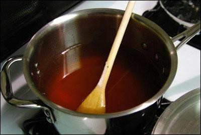 Cách làm bánh flan sữa tươi cực kỳ đơn giản. Bước 1: Lấy 50g đường trắng cho vào nồi đun, lấy đũa khuấy nhẹ tới khi đường sôi và chuyển màu vàng ngà, đổ 100ml nước lọc vào nồi đun tới khi đường tan hoàn toàn nước đường có màu vàng cánh gián và hơi đặc lại. Tiếp đó cho thêm 2 thìa cafe nước chanh tươi và khuấy đều và tắt bếp.