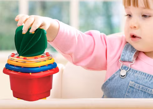 Tuần 72-76: Những em bé trong độ tuổi này cũng thường xuyên ăn vạ. Muốn dỗ chúng đi ngủ thường rất mệt mỏi, đòi hỏi bố mẹ phải cương quyết và kiên nhẫn.