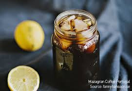 Để pha loại cà phê đá Mazagran này, bạn cần 60ml cà phê espresso nóng đặc, 1 cốc đá lạnh, nước cốt ½ quả chanh.