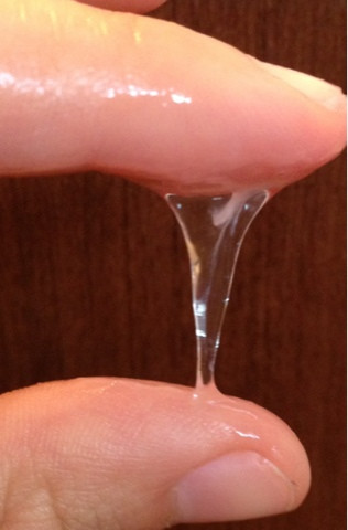 Xuất hiện dịch nhầy nhiều hơn ở cổ tử cung. Việc thay đổi của hóc-môn progesterone khi mang thai khiến tử cung bạn tiết dịch nhầy nhiều hơn. Nếu dịch nhầy âm đạo quá nhiều, bạn có thể sử dụng một lớp lót ở quần.