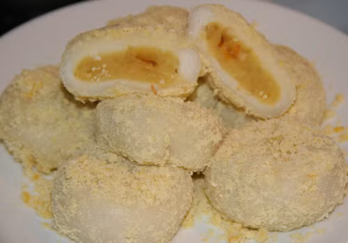 Bánh dày nhân mặn: Loại bánh làm từ bột nếp này có nhân là đậu xanh nhuyễn nhào cũng thịt lợn xay, mộc nhĩ. Người ta nêm gia vị mặn cùng hạt tiêu rồi hấp chín.