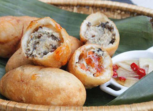 Bánh rán mặn được chế biến từ bột gạo nếp, nhân bánh là thịt, mộc nhĩ. Bánh được rán vàng giòn và thưởng thức cùng nước chấm chua ngọt, dưa góp dễ ăn, không hề ngán ngấy.