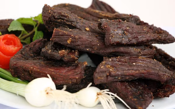 Món ăn này bắt nguồn từ người Thái đen, được làm chủ yếu từ thịt bắp của trâu. Khi chế biến, những thớ thịt sẽ được xẻ ra thành từng miếng, sau đó tẩm ướp và hun khói khoảng 8 tháng - 1 năm trước khi thưởng thức.