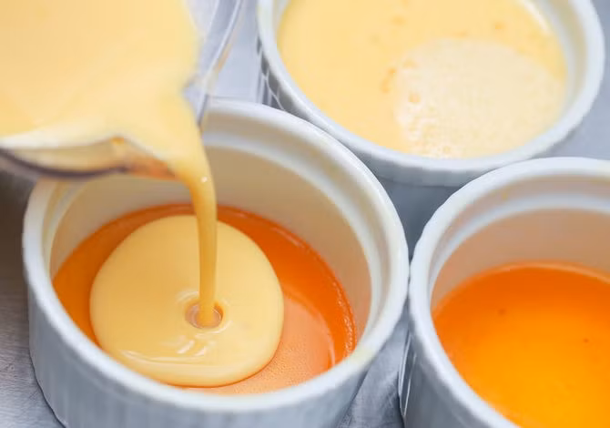 Bước 4: Dùng môi sâu lòng múc hỗn hợp sữa trứng đổ vào khuôn đã được tráng nước đường để sẵn trước đó. Cho các khuôn vào nồi hấp trong khoảng 30 – 40 phút.