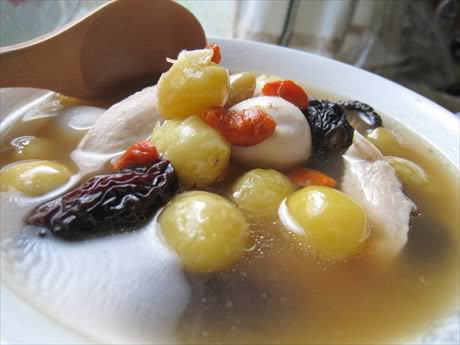 Canh gà nấu hạt sen cũng là món ăn an thai cực tốt cho bà bầu. Nếu bạn thường bị sinh non, khi mang thai có hiện tượng không muốn ăn, đau lưng hoặc bụng dưới trì xuống, nặng nề, có thể ăn loại canh gà nấu hạt sen để bổ máu, an thai và ngủ ngon hơn.