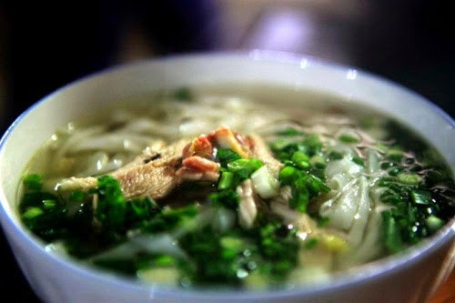 Phở chua Hà Giang là món đặc sản Hà Giang hút hồn bao du khách. Món ăn này có vị chua chua, lạ miệng, ăn rất mát nên được nhiều người yêu thích, đặc biệt vào mùa hè. 