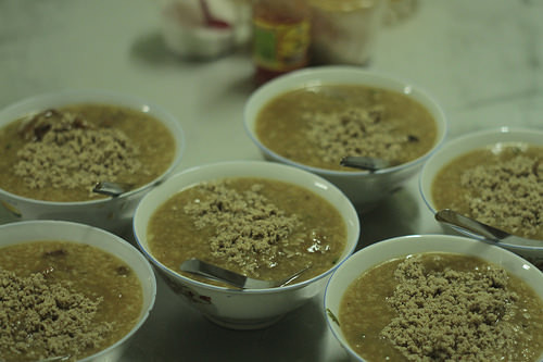 Món cháo này thơm ngậy, bùi cay, khi ăn lại hơi có vị đắng rất lạ miệng. Nhiều người không ăn quen cháo ẩu tẩu sẽ không nuốt nổi nhưng khi đã quen thì rất dễ nghiện.