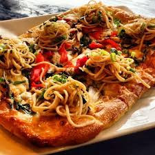 Tiếp tục đánh tan 3 quả trứng gà, nêm gia vị, sau đó đổ trứng gà đã đánh vào chảo mỳ, vặn nhỏ lửa tiếp tục chiên tới khi trứng chín đều mặt dưới. Rắc hành và ớt đã thái lên mặt trên của mỳ và trứng, sau đó dùng xẻng rán lật úp xuống rán đều mặt kia của pizza mỳ tôm.