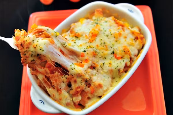 Với món này, đầu tiên bạn cần chế biến nước sốt pho mát, bơ sữa.