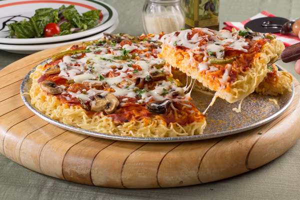 Cuối cùng rắc một lớp phô mai thái sợi lên trên mặt trứng và mỳ, đậy vung nồi và đun cho phô mai chảy ra phủ đều mặt bánh là được.